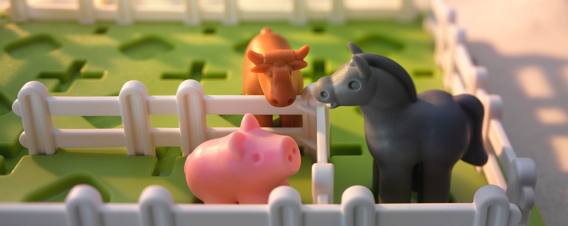 Puzzle game with horses, pigs, cows and sheep.
